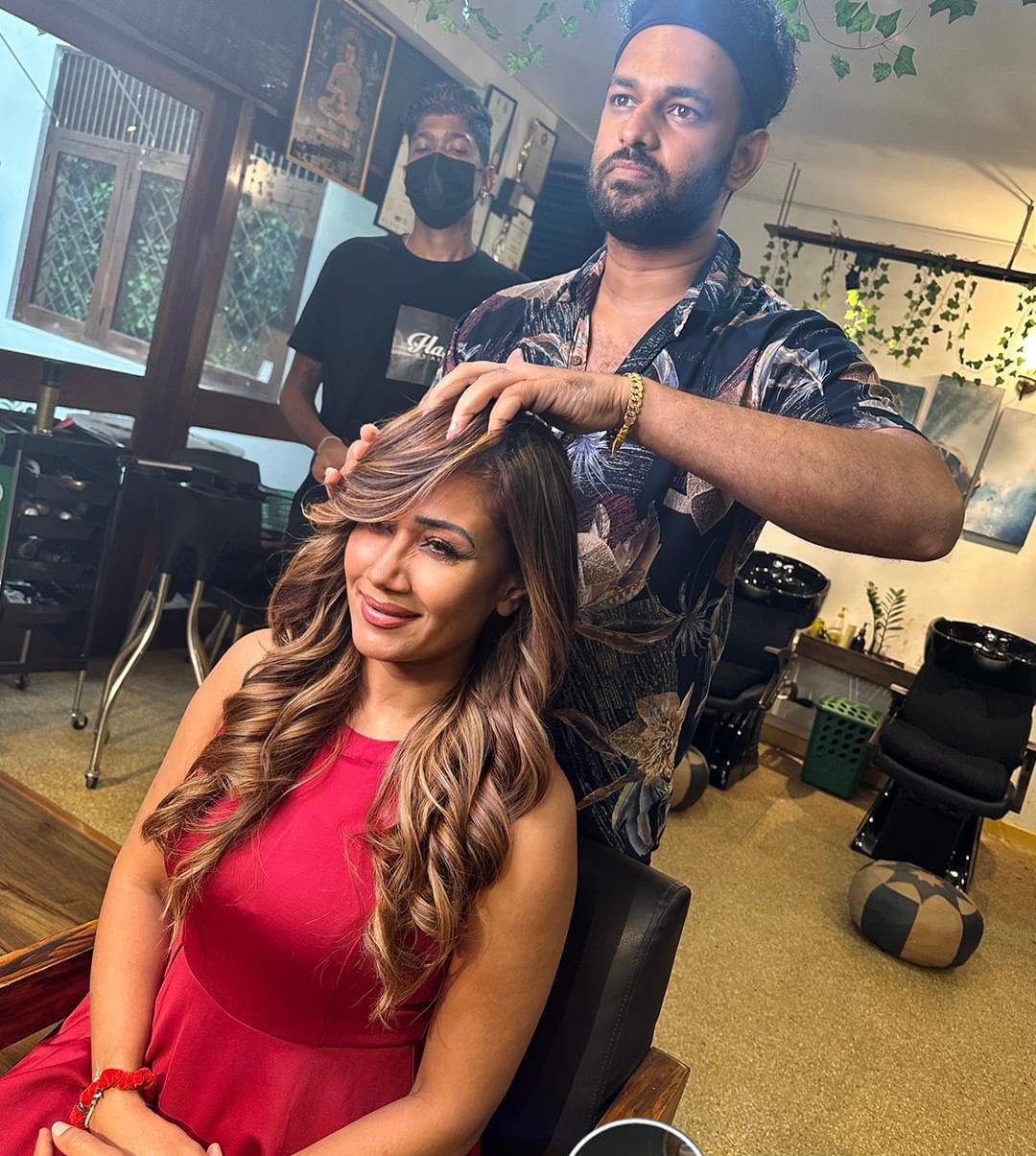 Anushka with model after hair coloring treatment.