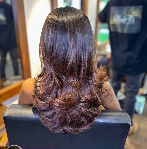 ladies hair colouring at hair me by anushka in Colombo 5.